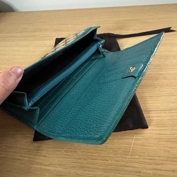 Gucci Beige and Teal Signature Wallet - Picture 4 of 15